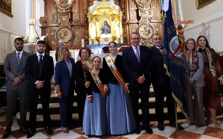 El alcalde, con las representantes festeras y el Abanderado 2024 y su familia.